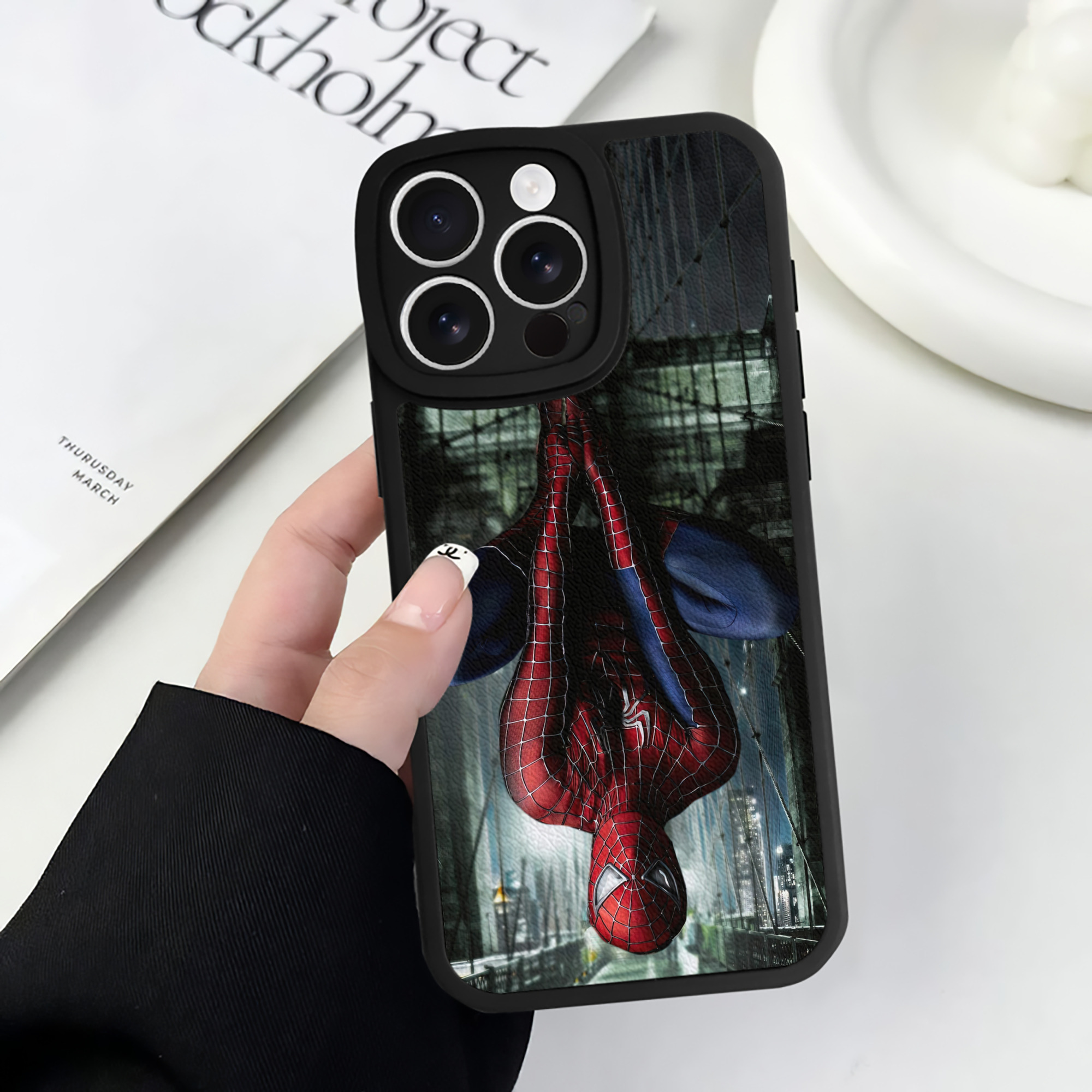 Spider Man スパイダーマン 【iPhone 16シリーズ対応】シリコンスマホケース（レザー調） 材質：シリコン